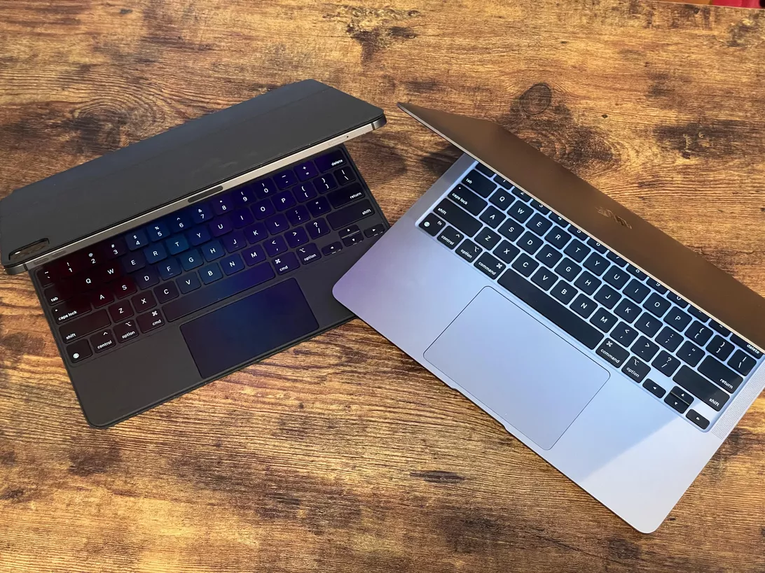 12,9-дюймовый iPad Pro (2020 г.) с Magic Keyboard рядом с MacBook Air: конвергенция? Еще не совсем.