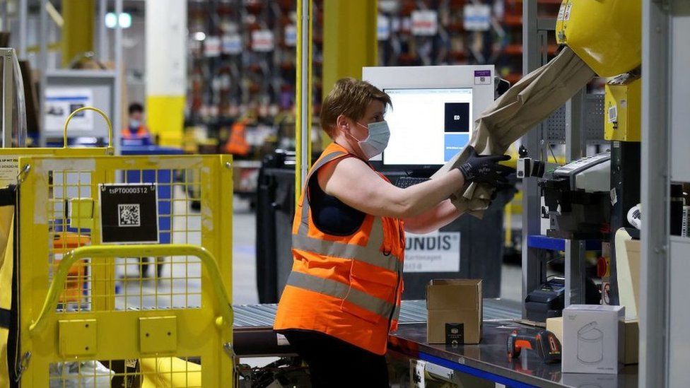 Amazon нанимает 10000 рабочих из Великобритании 3 118495394 gettyimages 1232843235