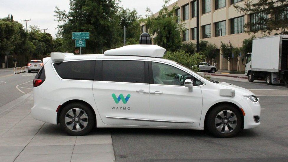 Беспилотное такси Waymo, сбитое с толку дорожными конусами, сбежало 1 Waymo self-driving taxis are available in Phoenix, Arizona, only