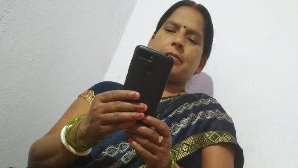 Женщины, борются за цифровое равенство 3 Nirmala Kumari used a mobile phone for the first time in 2018 and is now helping other women