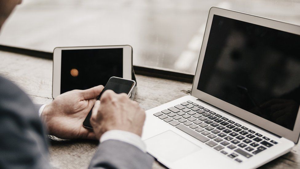 «Неужели ненадежный пароль Wi-Fi привел полицию к нашей двери?» 2 Managing without devices posed many problems for the couple during lockdown