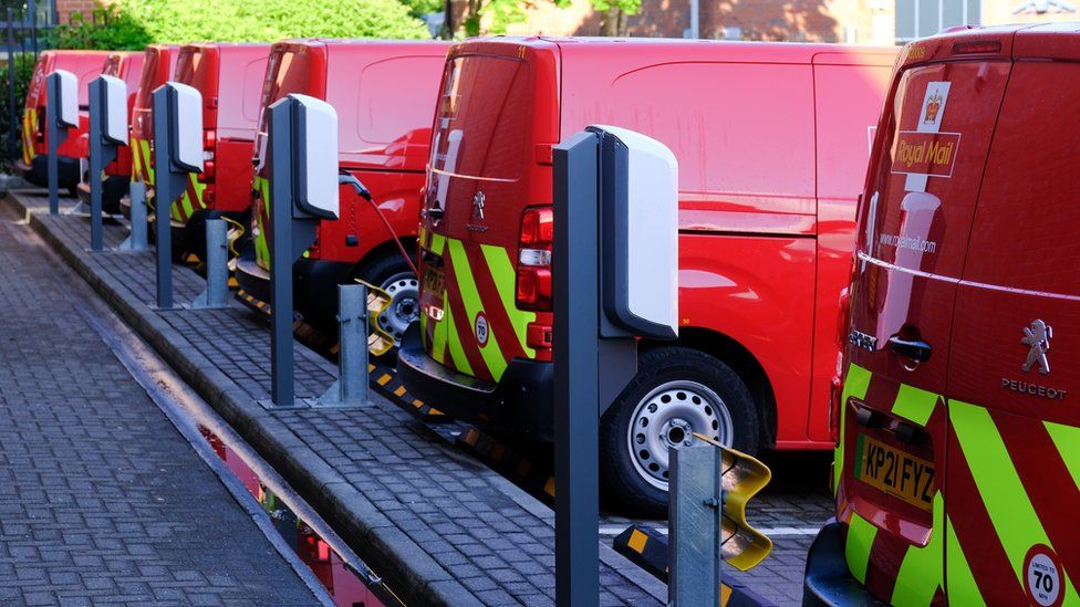 Первый «полностью электрический» офис доставки Royal Mail в Бристоле 1 Royal Mail заявила, что Бристоль был выбран для своего первого полностью электрического парка из-за его планов по внедрению зоны чистого воздуха.