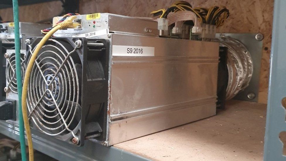 Биткойн-ферма Sandwell обнаружена во время кражи электроэнергии 2 Полиция сообщила, что в ходе операции по «добыче» биткойнов были украдены тысячи фунтов электроэнергии.