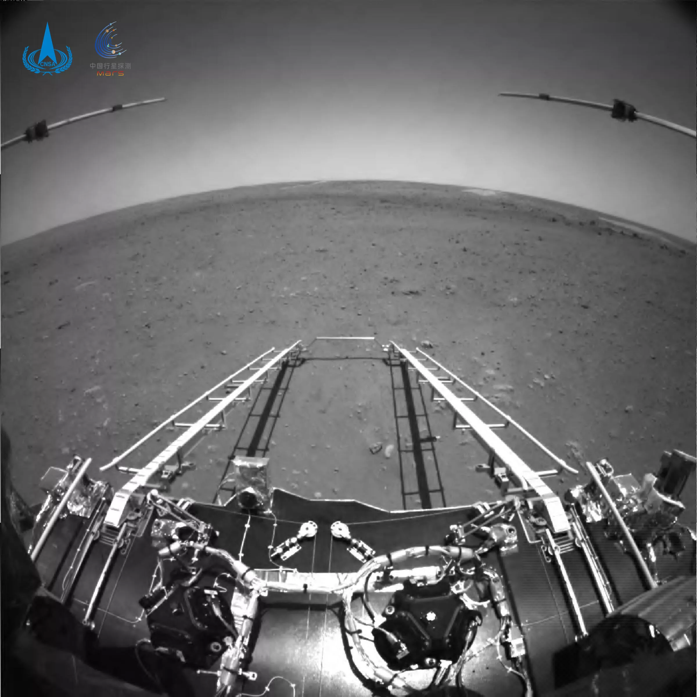 Марсоход «Чжуронг» отправил обратно этот черно-белый снимок, показывающий спускаемые аппарели, ведущие к поверхности.
