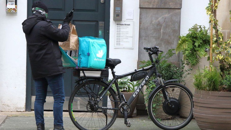 Курьеры Deliveroo могут обучаться, чтобы стать «шпионами» 1 Курьеры Deliveroo, желающие участвовать в программе, будут обучены обнаруживать преступления, такие как домашнее насилие и торговля наркотиками.