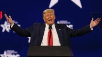 Facebook блокирует аккаунты Трампа на два года