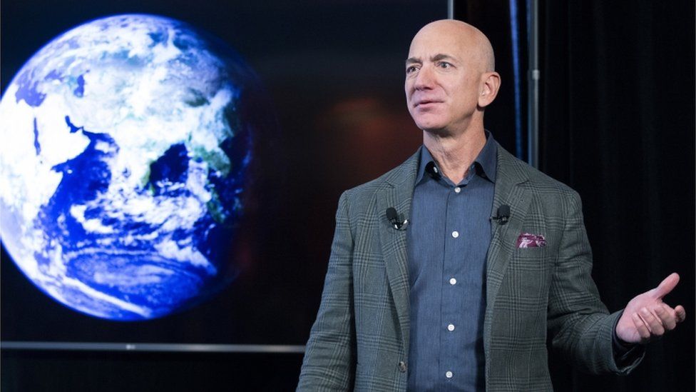 Джефф Безос со своим братом отправятся в космос в полете Blue Origin 1 Джефф Безос - один из самых богатых людей в мире