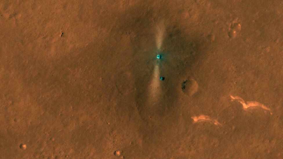 Китайский марсоход Zhurong Mars сделал селфи 6 Спутник НАСА сфотографировал марсоход и посадочную платформу с орбиты. Mars