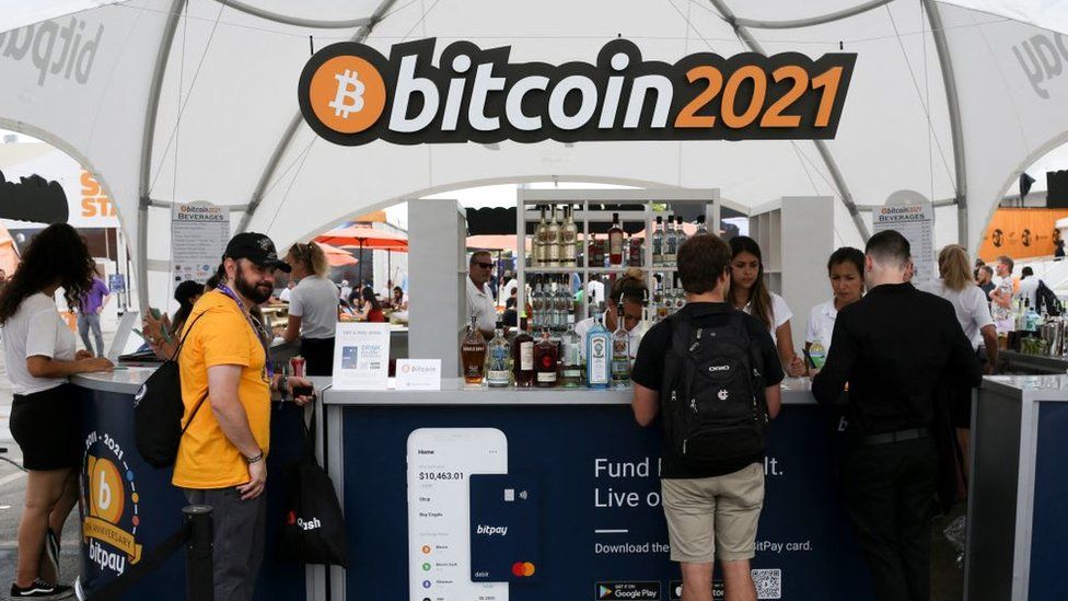 Люди на конференции по криптовалюте Bitcoin 2021 в Майами в начале этого месяца