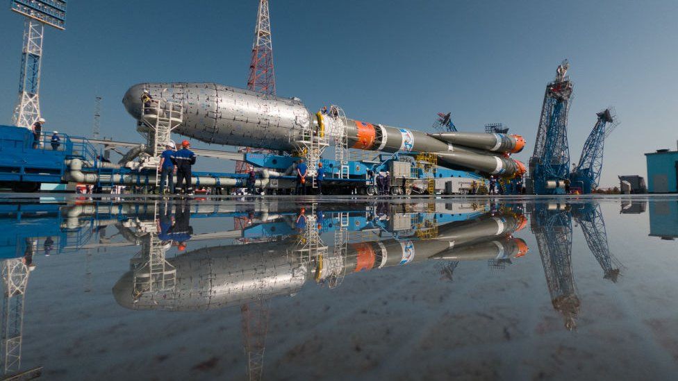 A Soyuz-2.1b rocket carrying 36 OneWeb satellites