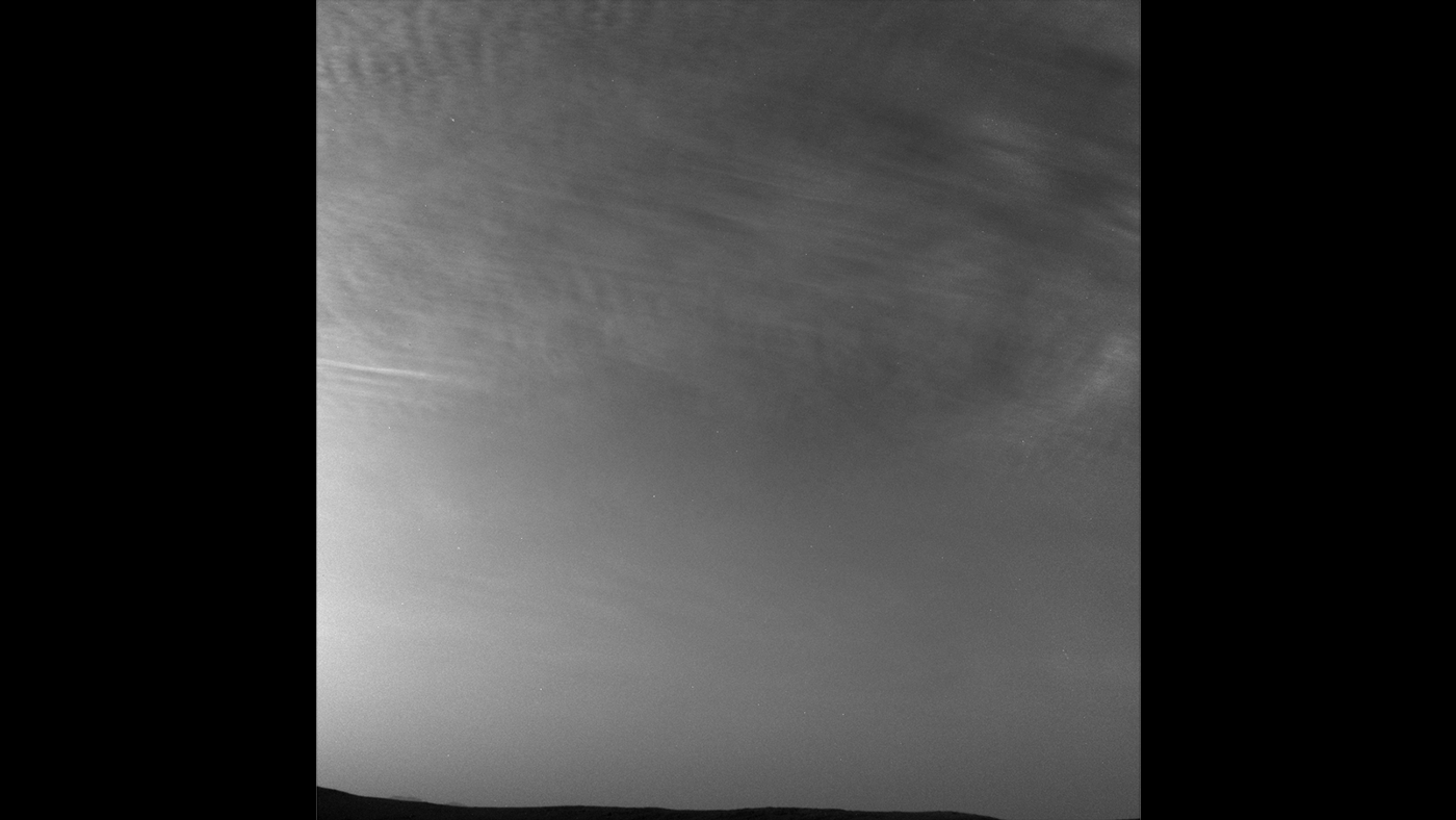 Дрейфующие облака: марсоход НАСА Curiosity запечатлел эти дрейфующие облака 7 мая 2019 года, в 2400-й марсианский день миссии. Curiosity использовал свои черно-белые навигационные камеры, чтобы сделать снимок. 