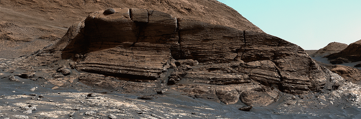 Трехмерный вид на Mont Mercou от Curiosity: марсоход NASA Curiosity на Марсе использовал свой инструмент Mastcam для получения 32 отдельных изображений, составляющих эту панораму обнажения, получившего название «Mont Mercou». Чтобы создать стереоскопический вид, потребовалась вторая панорама. Обе панорамы были сделаны 4 марта 2021 года, в 3049-й марсианский день, или сол, миссии.