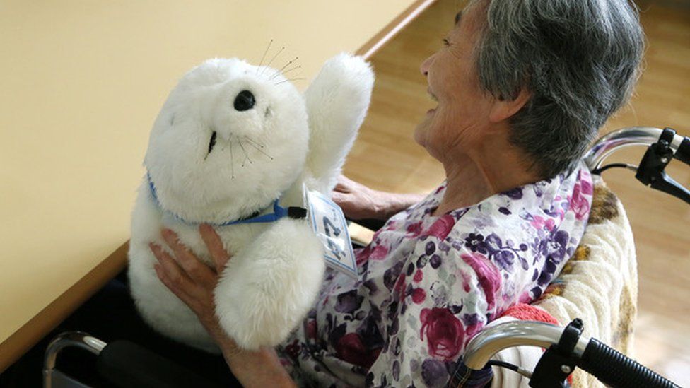 Дружелюбный робот-тюлень Паро нашел себе место в домах престарелых и завоевал поклонников