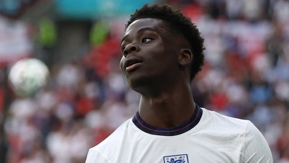 Instagram признал ошибку модерации из-за расистских комментариев 1 Several users reporting racist abuse on Bukayo Saka's Instagram were told the comments were "probably" within guidelines