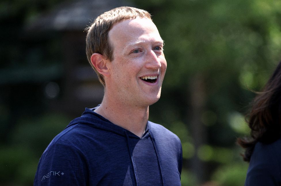 Facebook предупреждает о значительном замедлении роста 2 Mark Zuckerberg recently laid out his plans to transform Facebook from a social media network into a 'metaverse'