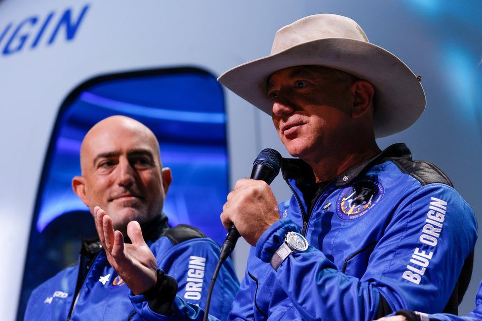 Предложение Безоса за 2 миллиарда долларов вернуться в гонку на Луну 2 Mr Bezos flew to space with his brother Mark (L) last week, in the first crewed flight of his New Shepard spacecraft