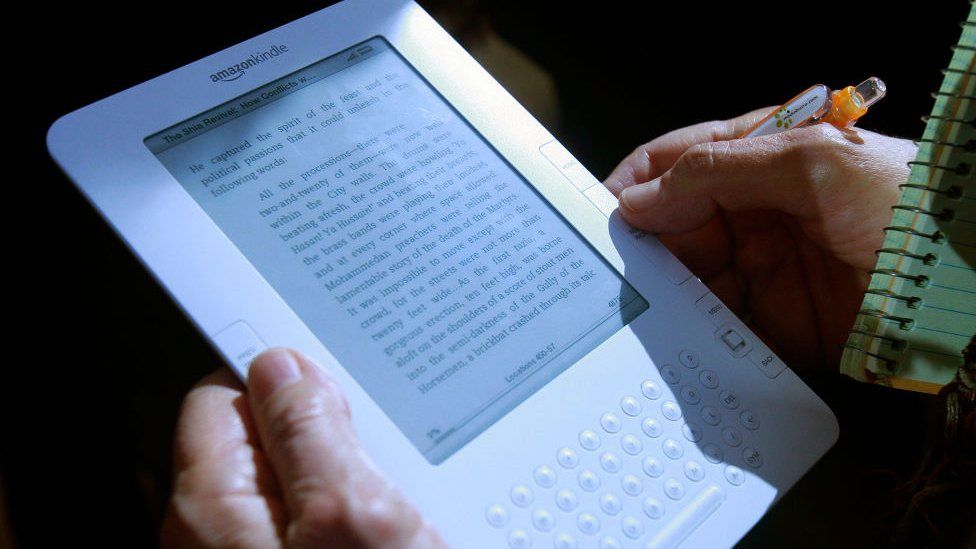 Amazon предупреждает, что старые модели Kindles могут потерять подключение к Интернету 1 Older models such as the Kindle 2 might lose their connectivity options