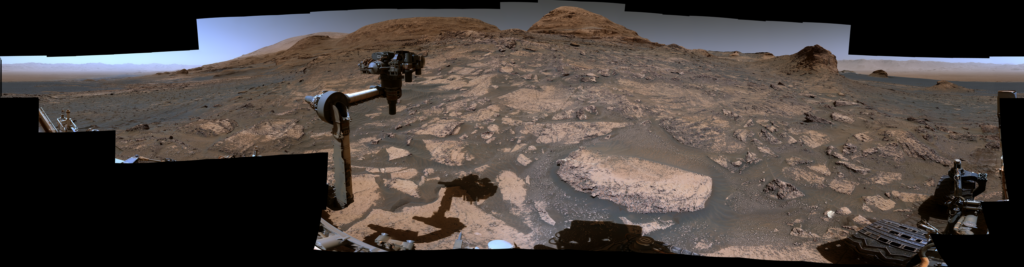 Марсоход НАСА Curiosity исследует меняющийся ландшафт 1 Curiosity смотрит на гору Рафаэля Наварро: Марсоход НАСА Curiosity использовал свою мачтовую камеру, или Mastcam, для съемки этого 360-градусного вида 3 июля 2021 года, на 3 167-й марсианский день, или сол, миссии.