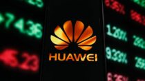 Выручка Huawei упала больше всего