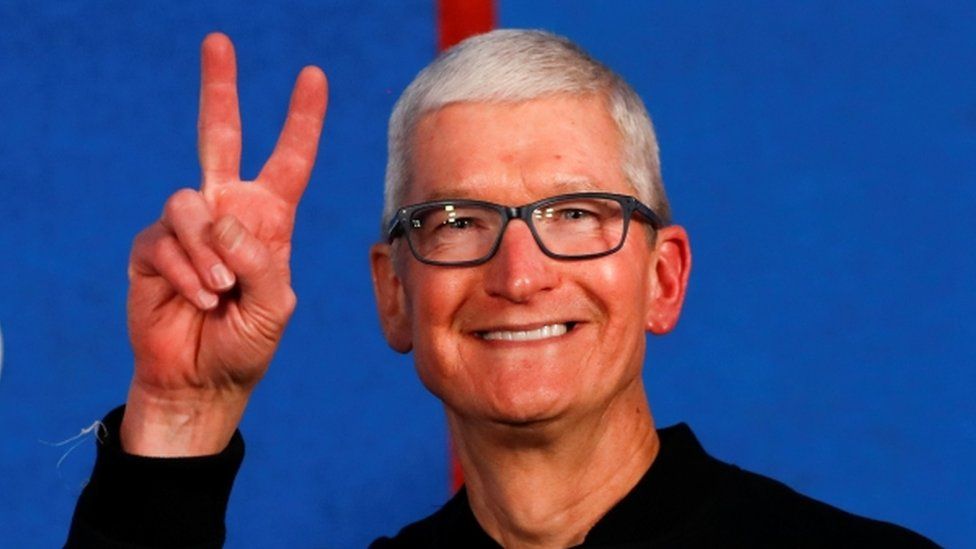 Генеральный директор Apple Тим Кук получил выплату в размере 750 млн долларов 1 Mr Cook's payout was part of a deal he struck when he took over from co-founder Steve Jobs