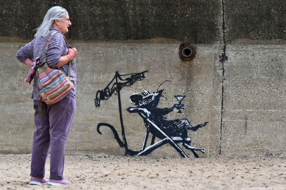 Бэнкси предупредили о недостатке веб-сайта до взлома NFT 2 New paintings have recently been uncovered, as part of Banksy's 'Staycation stunt'