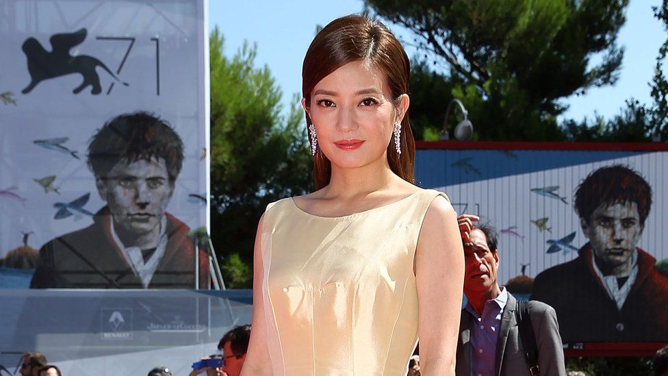 Китайская социальная сеть Weibo заблокировала 22 аккаунта K-pop 2 Actress Zhao Wei also fell foul of China's censors last week