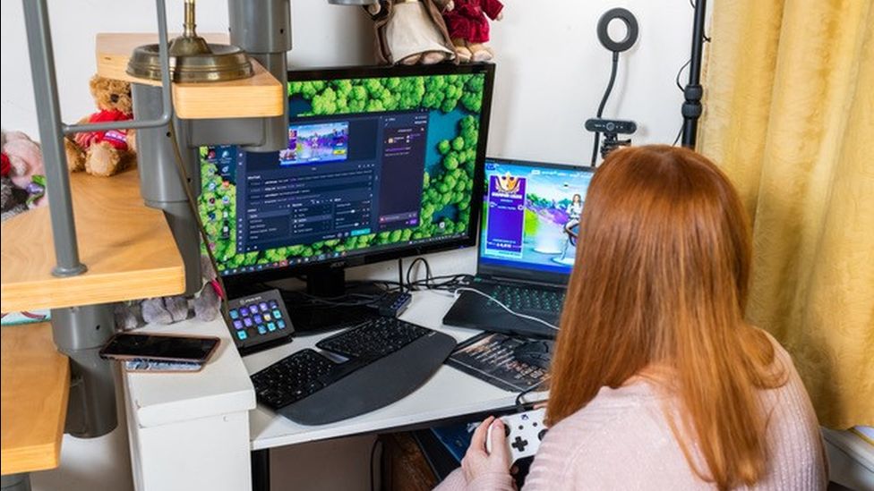 Мама игрока Fortnite стала профессионалом 2 У Анны есть своя собственная установка в комнате по соседству с игровой комнатой ее сына