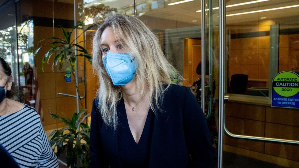 Основатель Theranos Элизабет Холмс `` обманывала и обманывала '', суд слышит 1 Elizabeth Holmes is charged with 12 counts of fraud