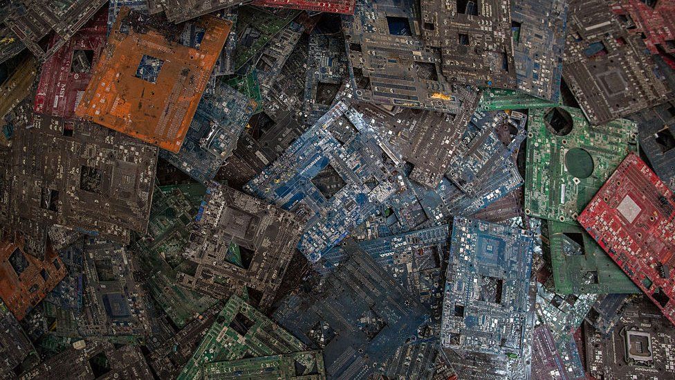 Биткойн-майнинг производит тонны отходов 1 120576094 ewaste gettyimages 516803016