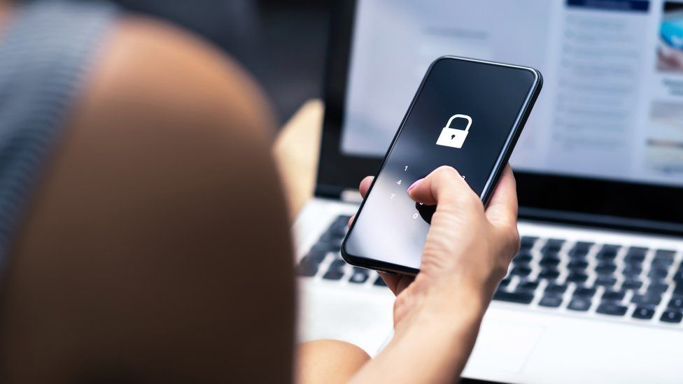 Тарифные планы Microsoft без пароля позволяют пользователям переключаться на вход на основе приложений 4 The separate authenticator app - not pictured in this stock photo - is claimed to be more secure than a password