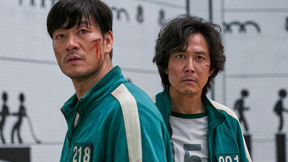 Squid Game помогает увеличить количество подписок на Netflix 1 Image caption, Squid Game was watched by 142 million households in its first four weeks