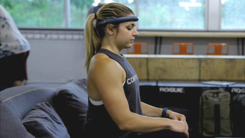 Image caption, Emma Baumert says the FocusCalm headband helps her relax