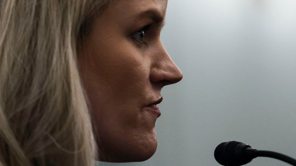 Больше не молчать: новая эра изобличений в сфере технологий? 1 Image caption, Facebook whistleblower Frances Haugen