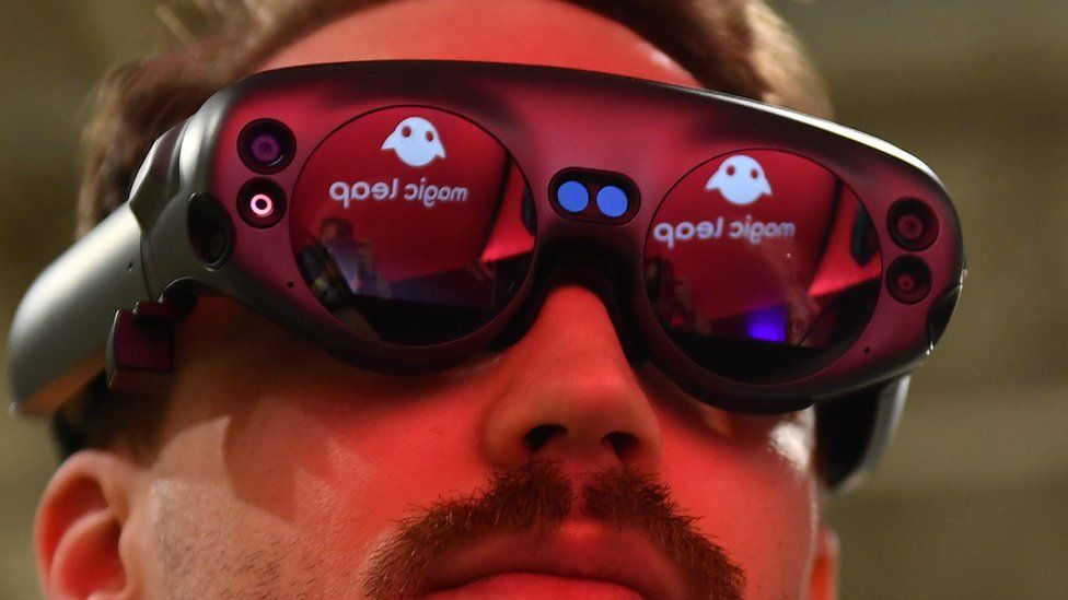 Magic Leap представляет новую гарнитуру AR и новое финансирование 1 Image caption, A Magic Leap headset shown in 2019