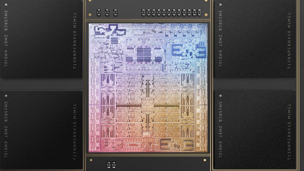 Apple представляет новые компьютерные чипы на фоне дефицита 1 Image caption, The M1 Max chip