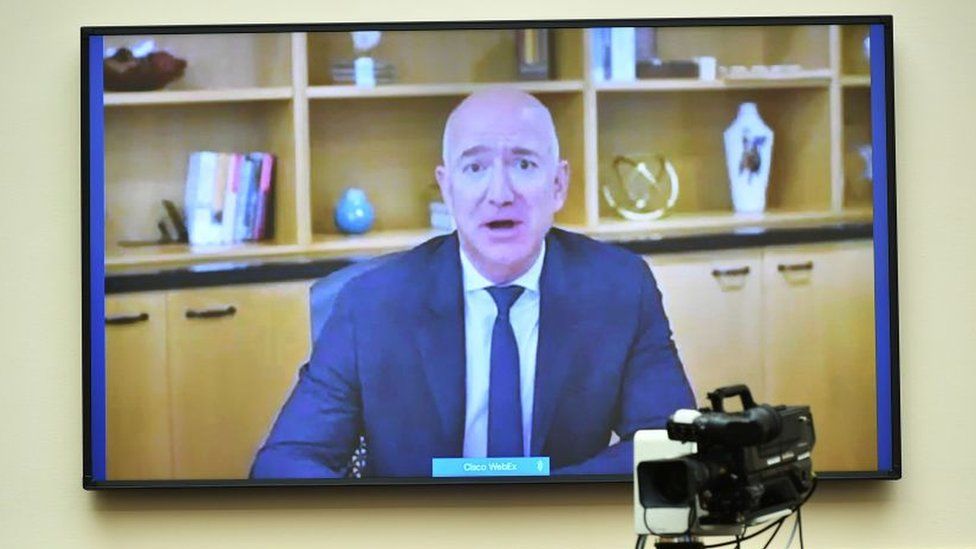 Джефф Безос из Amazon, возможно, солгал Конгрессу 1 Image caption, Amazon founder Jeff Bezos testified before the House Judiciary Committee last year