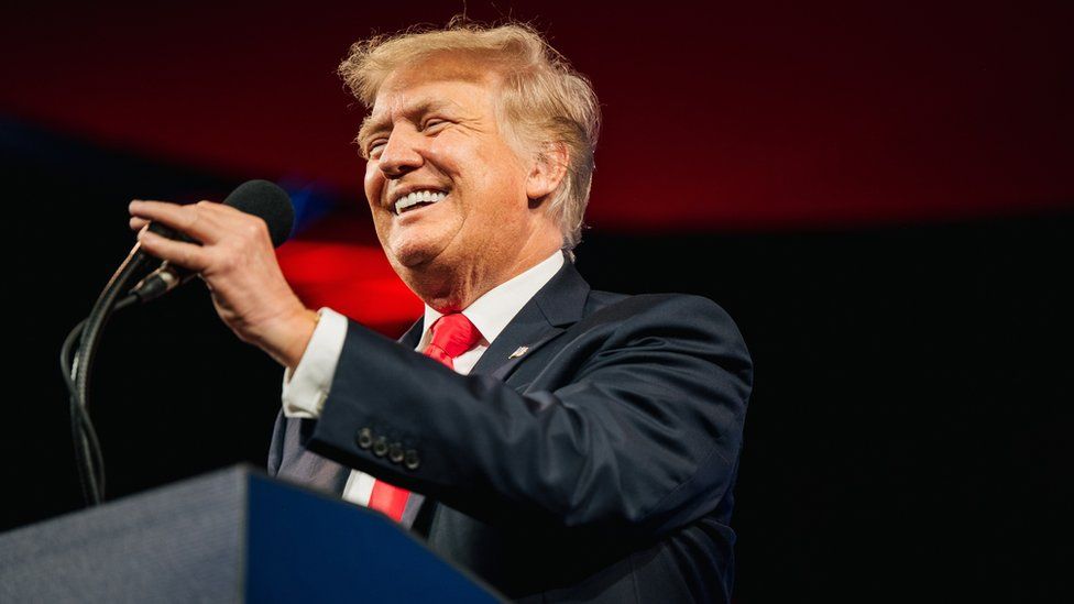 Трамп запустит новую социальную сеть TRUTH Social 1 Image caption, Former US President Donald Trump said the new platform would "stand up to the tyranny of big tech"