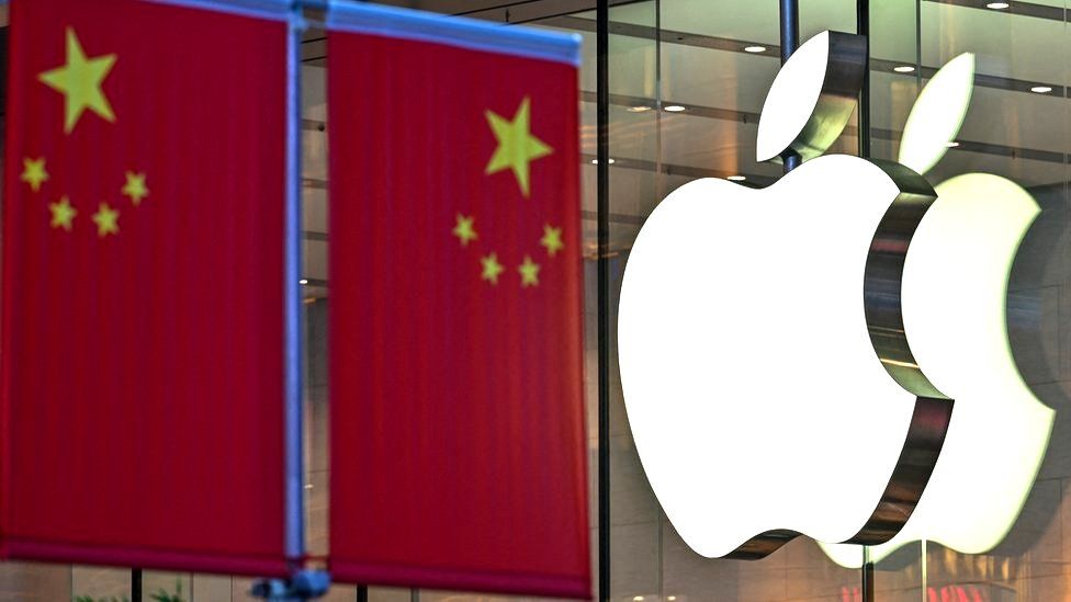 Будет ли Apple последним технологическим гигантом США, оставшимся в Китае? 1 Image caption, Apple has a big presence in China - unlike many of its peers