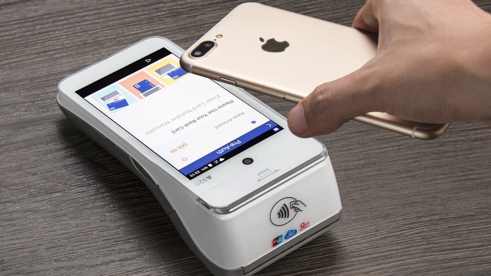 Китайскую компанию по производству платежных терминалов обыскало ФБР 3 Image caption, A Pax terminal