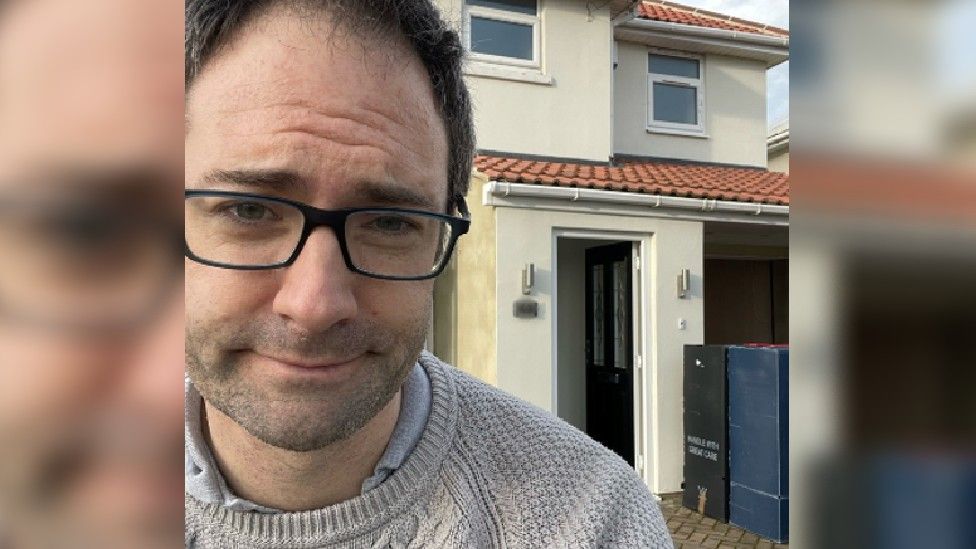 Premier Property Lawyers: Продажа домов остановлена из-за нарушения правил безопасности 1 Image caption, Jason Greenwood said all his belongings are in a van while he waits to complete