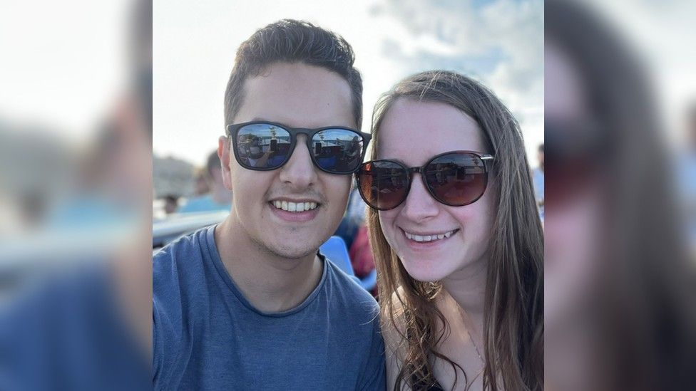 Premier Property Lawyers: Продажа домов остановлена из-за нарушения правил безопасности 4 Image caption, Adam and Anna Graver were due to move into their new home on Monday