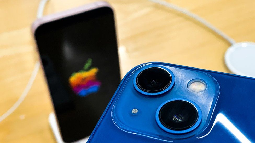 Apple исправит сбой при ремонте экрана iPhone 13 Face ID 1 121535245 gettyimages 1235607387