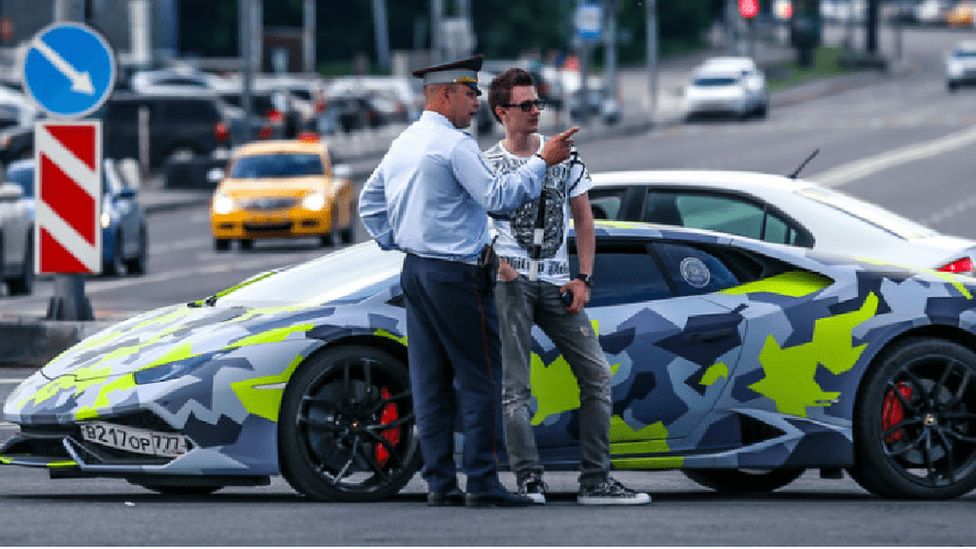 Максим Якубец ездит на Lamborghini с русским словом "вор" на номерном знаке