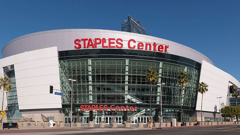 Staples Center. Арена является домом для четырех профессиональных спортивных команд - Лос-Анджелес Лейкерс, Лос-Анджелес Клипперс, Лос-Анджелес Спаркс и Лос-Анджелес Кингс.