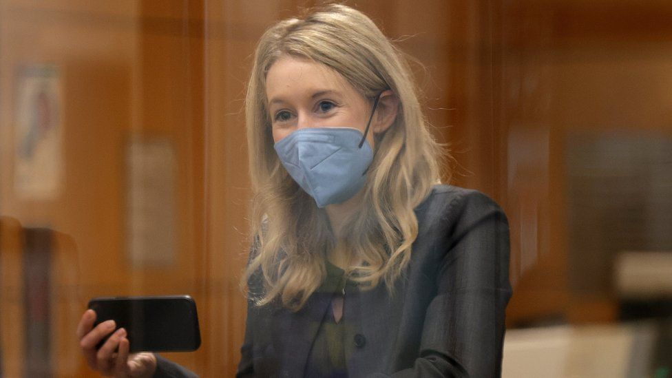 Image caption, Elizabeth Holmes in the California court on Wednesday