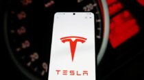 Водители Tesla не смогли завести свои машины после отключения электричества