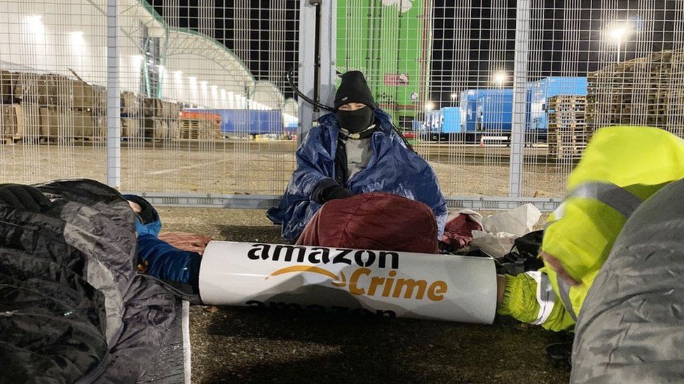 Протесты Amazon: 13 человек арестованы, так как Extinction Rebellion нацелена на розничного продавца 1 Amazon, Активисты из организации Extinction Rebellion нацелились на 13 объектов в Великобритании, в том числе в Риджмонте, недалеко от 13-й развязки M1 в Бедфордшире.