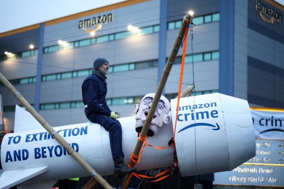 Протесты Amazon: 13 человек арестованы, так как Extinction Rebellion нацелена на розничного продавца 2 Кампания заявила, что блокирует несколько входов, используя бамбуковые конструкции, замки и баннеры.