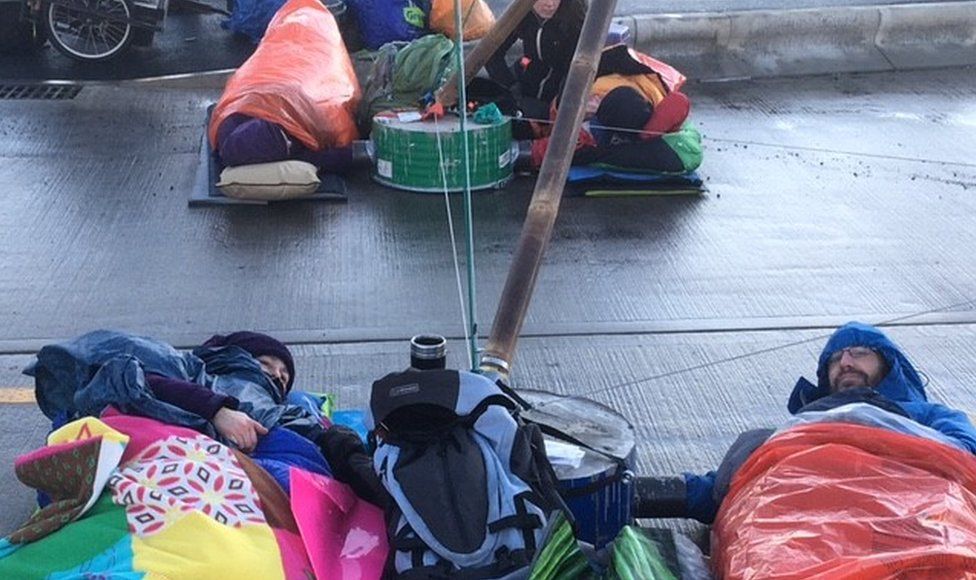 Протесты Amazon: 13 человек арестованы, так как Extinction Rebellion нацелена на розничного продавца 4 Акции протеста также проходят в Гейтсхеде