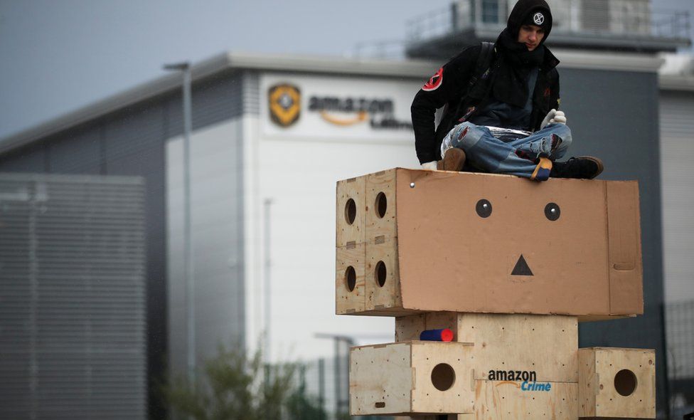 Протесты Amazon: 13 человек арестованы, так как Extinction Rebellion нацелена на розничного продавца 10 Компания Amazon, которая также подверглась нападению на свой центр выполнения заказов в Алтринчаме, заявила, что относится к своим "обязанностям очень серьезно".